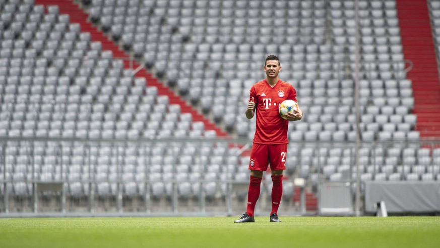 epa07703555 New FC Bayern Munich player Lucas Hernandez poses during his presentation at the Allianz Arena in Munich, Germany, 08 July 2019. Munich signed Hernandez from Spanish side Atletico Madrid.  ...