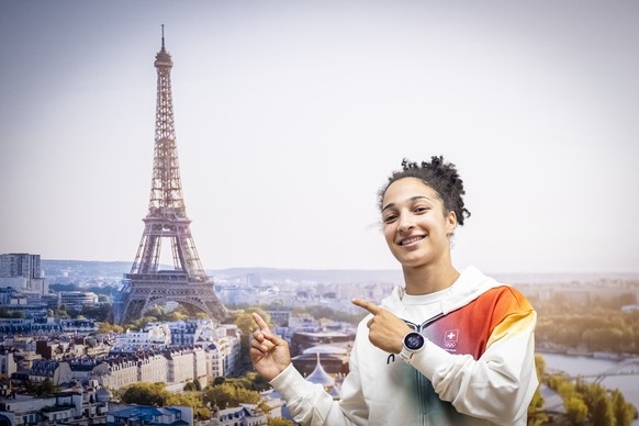 Binta Ndiaye, Judo Athletin, posiert waehrend der Kleiderabgabe fuer die Olympischen Spiele 2024 in Paris vor einem Poster mit einem Bild des Eiffenlturms, am Montag, 8. Juli 2024 in Dieitikon. (KEYST ...