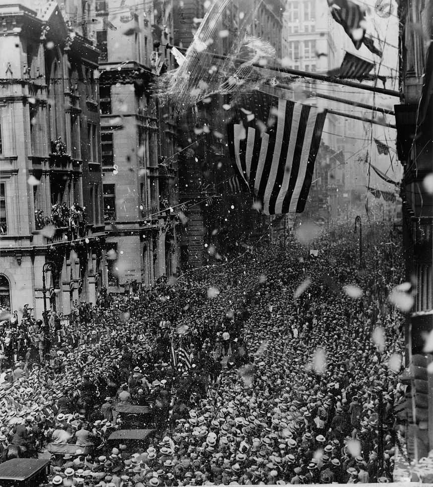 Konfetti-Parade für Gertrude Ederle 1926 am Broadway, New York City, mit schätzungsweise zwei Millionen Zuschauerinnen und Zuschauern. Sie wurde zur Ehrenbürgerin von New York ernannt und US-Präsident ...