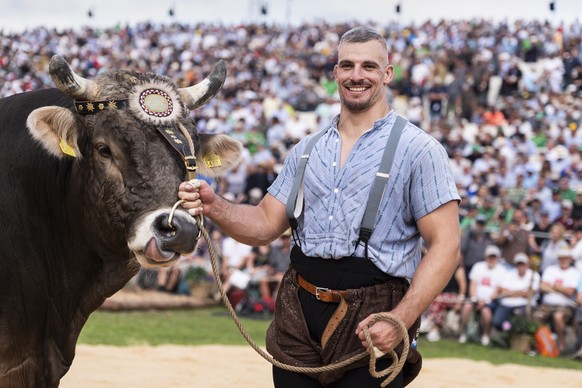Festsieger Samuel Giger strahlt mit dem Siegermuni Ultimo nachdem er im Schlussgang Marcel Bieri besiegt hat, am Kilchberger Schwinget 2026 in Kilchberg, Kanton Zuerich, am Samstag, 5. September 2026. ...