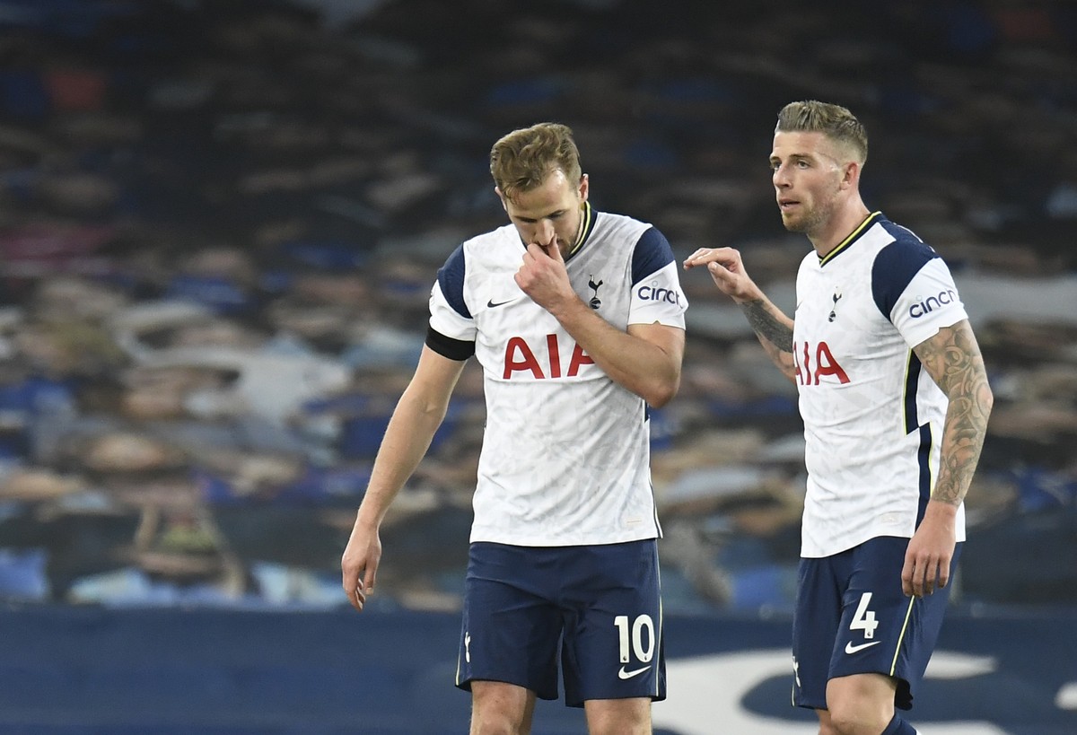 Tottenham's Toby Alderweireld, right, speaks with Tottenham's Harry Kane during the English Premier League soccer match between Everton and Tottenham Hotspur at Goodison Park in Liverpool, E ...