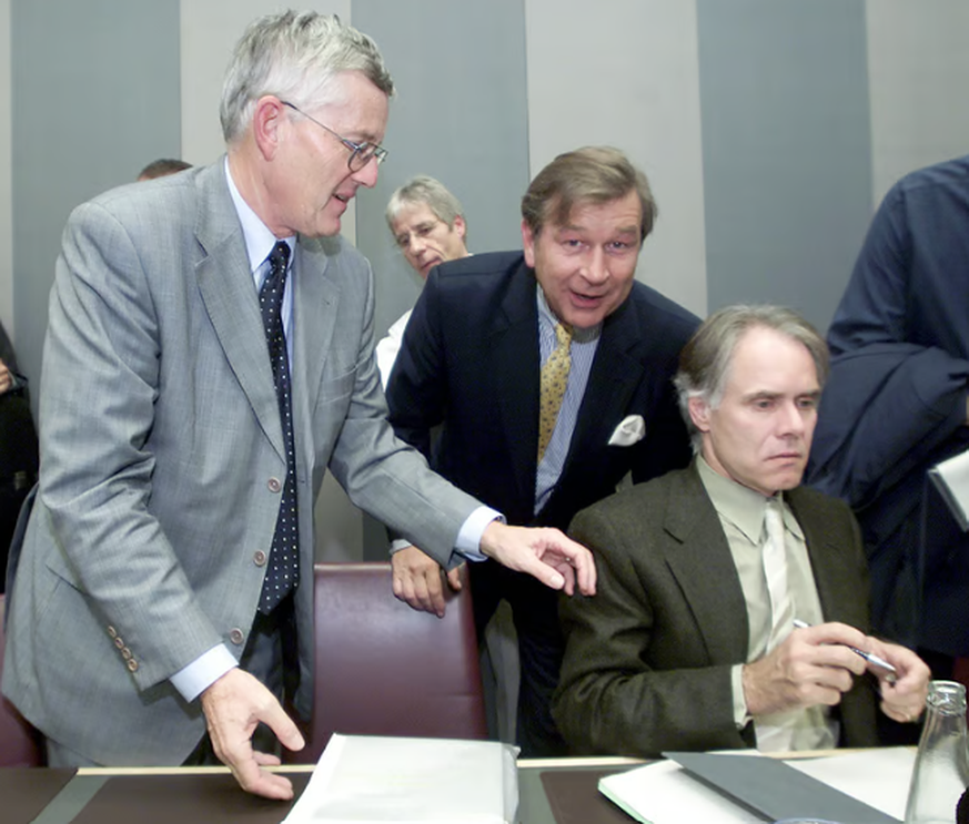Die Bundesräte Kaspar Villiger (l.) und Moritz Leuenberger (rechts) mit UBS-Chef Marcel Ospel am 22. Oktober 2001.