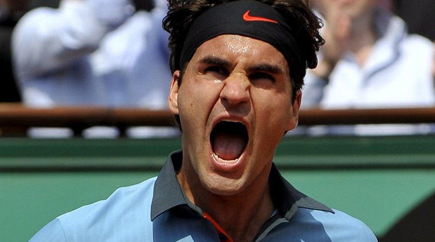 epa01748213 Roger Federer of Switzerland celebrates his victory over Tommy Haas of Germany during their fourth round match for the French Open tennis tournament at Roland Garros in Paris, France, 01 J ...