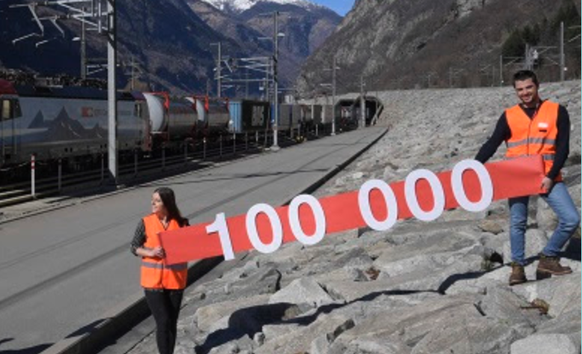 Ein internationaler Güterzug von SBB Cargo International für den Kunden Hupac war der 100'000enste Zug der am Dienstag durch den Gotthard-Basistunnel fuhr.