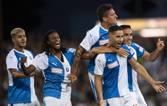 Grasshopper Nassim Ben Khalifa, Mitte, jubelt nach seinem 2:0 Tor im Fussball Meisterschaftsspiel der Challenge League zwischen dem FC Aarau und dem Grasshopper Club Zuerich im Stadion Bruegglifeld, a ...