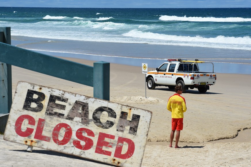 epa04611101 Shelly Beach is seen closed near Ballina in far northern New South Wales, Australia, 09 February 2015. A surfer in Australia died on 09 February 2015 morning after a shark bit off both of  ...