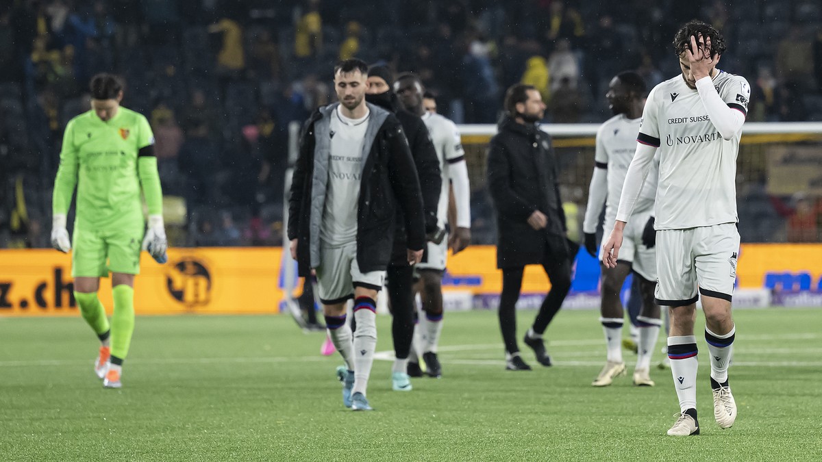 FC Basel Spieler reagieren nach der Niederlage (1-5), im Fussball Meisterschaftsspiel der Super League zwischen dem BSC Young Boys und dem FC Basel 1893, im Stadion Wankdorf in Bern, am Sonntag, 10. M ...
