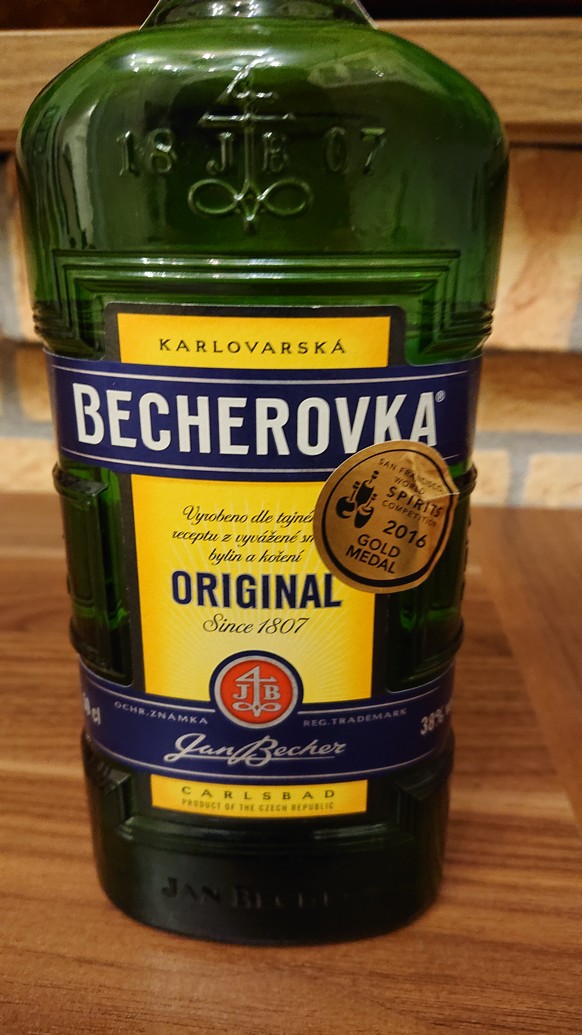 Fertig Schnickschnack! Hier kommen 14 Cocktails mit nur zwei Zutaten!
&quot;Beton&quot; nicht zu vergessen. Becherovka und Tonic.