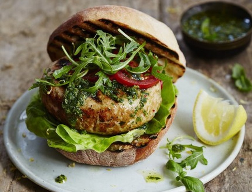 thunfisch hamburger tuna burger jamie oliver http://www.jamieoliver.com/recipes/fish-recipes/the-best-tuna-burger/#660CEDEF6tqRTrLj.97