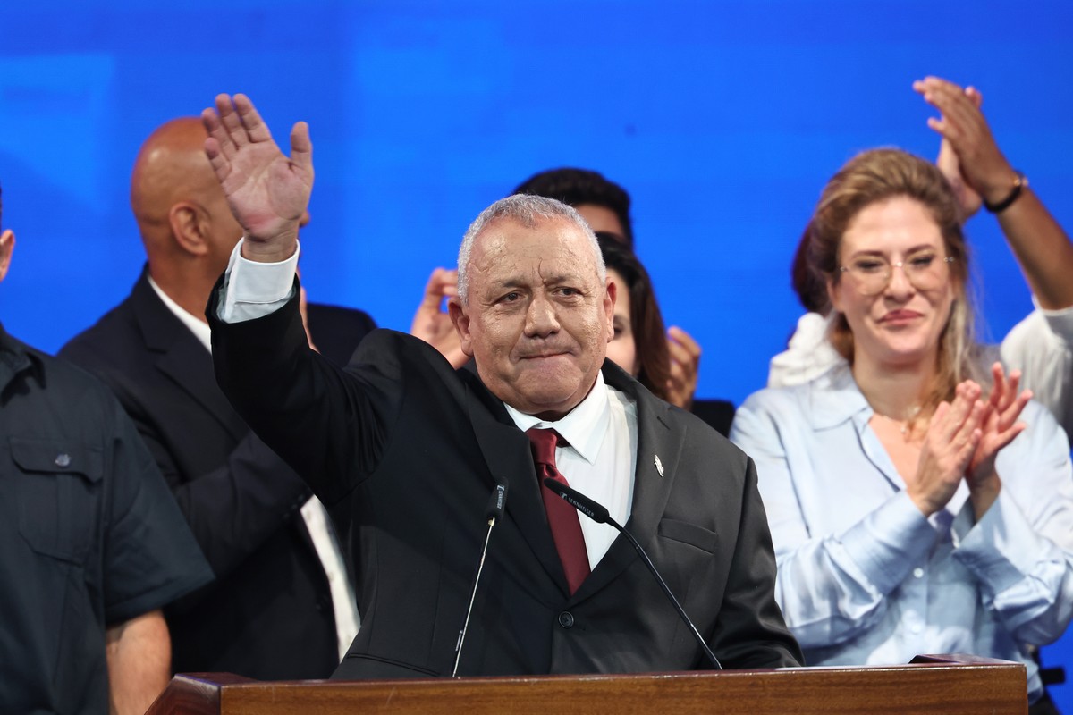 epa13335629 Leader of the Yashar party and former Israeli military chief, Gadi Eisenkot, greets his supporters as they celebrate the first election results, Tel Aviv, 27 October 2026. Israelis headed  ...