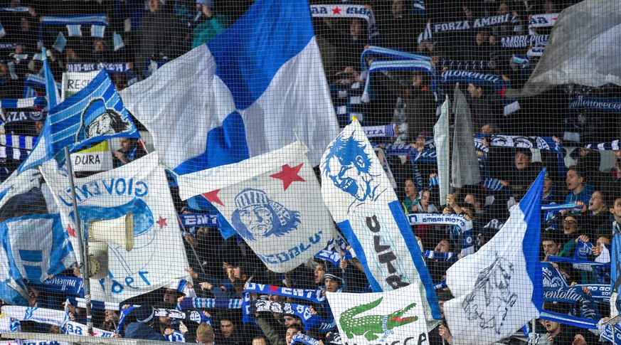 Singen «La Montanara»: Ambri-Fans nach dem Sieg gegen Bern.