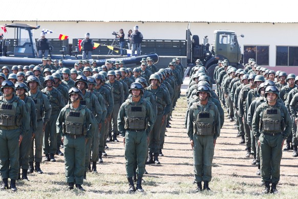 epa07326218 A handout photo made available by the Miraflores Press, shows the president of Venezuela, Nicolas Maduro (C), during military exercises in Caracas, Venezuela, 27 January 2019. Maduro led o ...