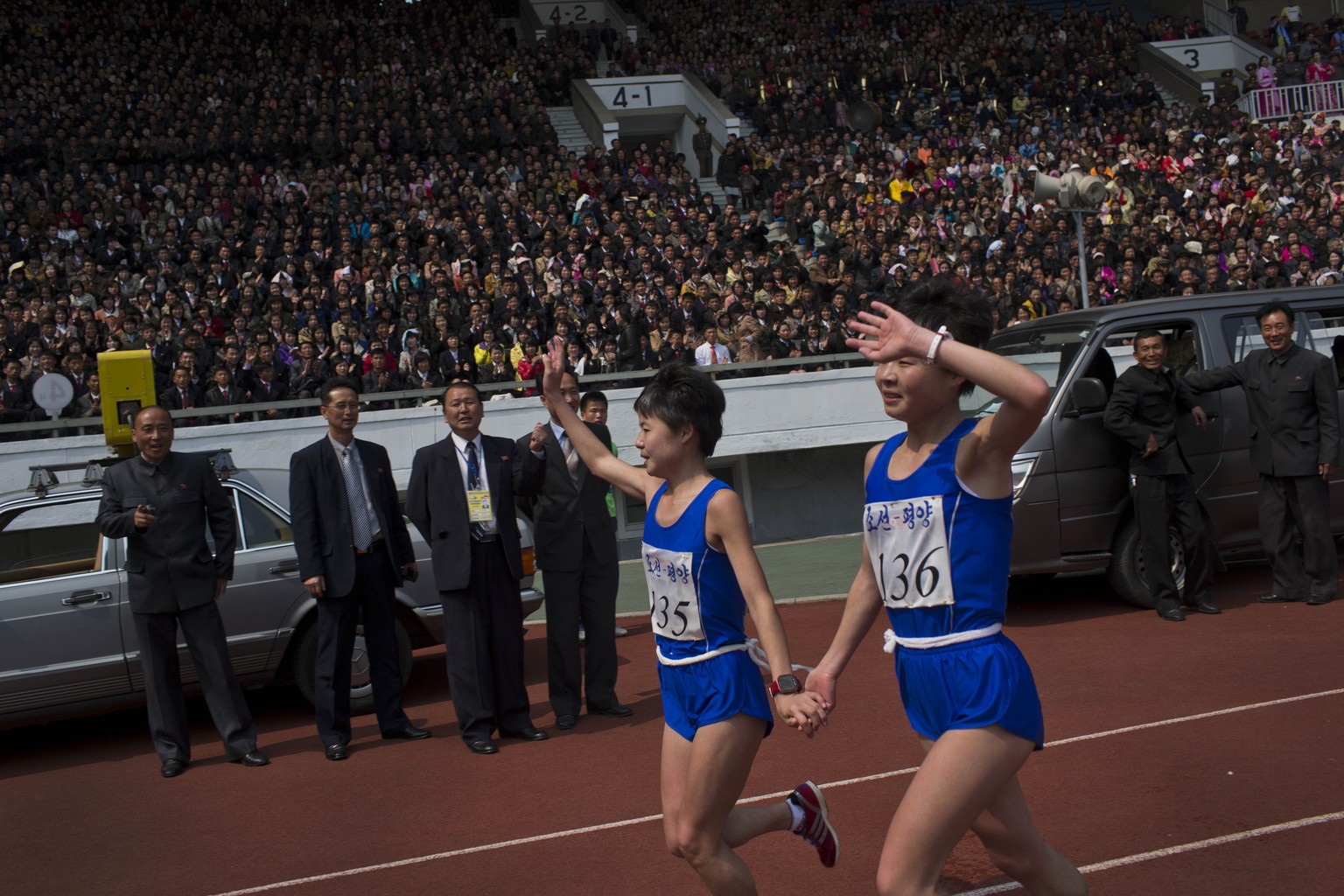Die Zwillingsschwestern&nbsp;Kim Hye Gyong (135) und Kim Hye Song (136) feiern ihren Doppelsieg bei den Frauen mit einer Siegesrunde im Kim Il Sung Stadion.