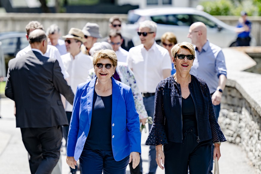 La presidente de la Confedration Viola Amherd, gauche, et la conseillere federale Karin Keller-Sutter, droite, arrivent avec les autres membres du Conseil federal, au Chateau Stockalper lors de l&#039 ...