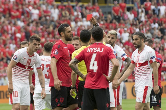Referee Carlos Velasco Carballo, center, shows a red card to Albania's Lorik Cana, not seen, during the UEFA EURO 2016 group A preliminary round soccer match between Albania and Switzerland, at the Stadium Bollaert-Delelis, in Lens, France, Saturday, June 11, 2016. (KEYSTONE/Jean-Christophe Bott)