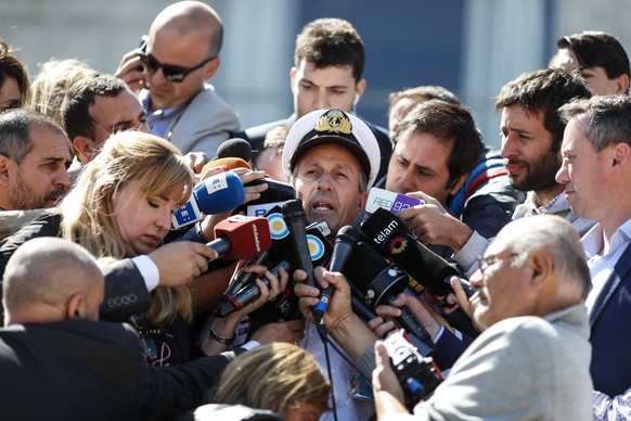 epa06344076 Argentinian Naval force spokesman Captain Enrique Balbi (C) delivers a statement to the media in Buenos Aires, Argentina, 22 November 2017. The Argentine Navy warned, that the submarine de ...