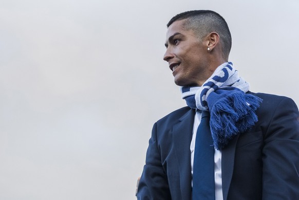 epa06010889 Real Madrid forward Portuguese Cristiano Ronaldo (L) aboard the open bus during the parade in Madrid, 04 June 2017. Real Madrid team celebrate with the supporters the victory against Juven ...