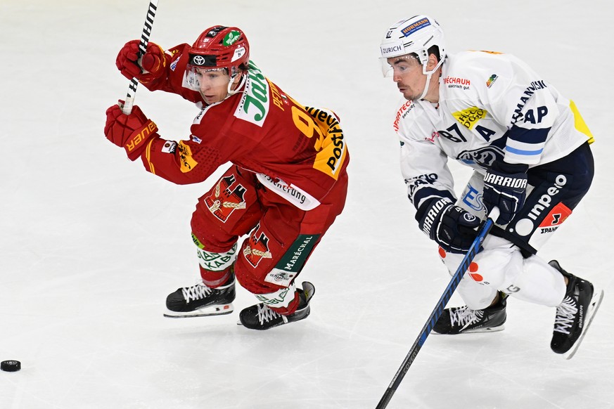 Tigers Patrick Petrini, links, im Kampf um den Puck gegen Ambris Dario Buergler, rechts, beim Eishockey-Qualifikationsspiel der National League zwischen den SCL Tigers und dem HC Ambr-Piotta, am Samst ...