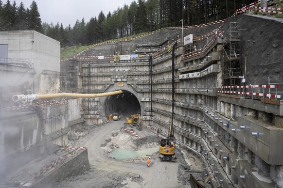 Arbeiten zur Sicherung des Gelaendes am Suedportal der zweiten Roehre des Gotthard-Strassentunnels und der Beginn des Tunnelvortriebs, fotografiert am Montag, 6. Mai 2024 in Airolo. (KEYSTONE/Gaetan b ...