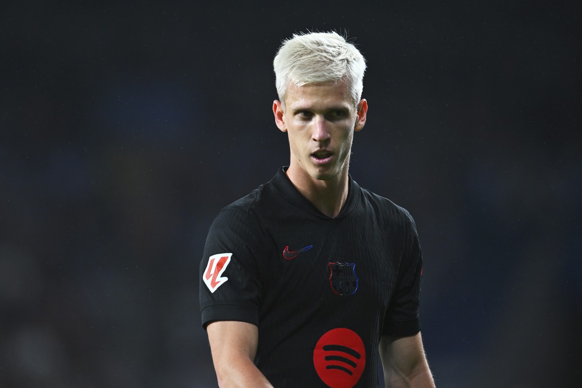 Barcelona's Dani Olmo looks on during the Spanish La Liga soccer match between Real Sociedad and Barcelona at the Anoeta stadium, in San Sebastian, Spain, Sunday, Nov. 10, 2024. (AP Photo/Miguel  ...