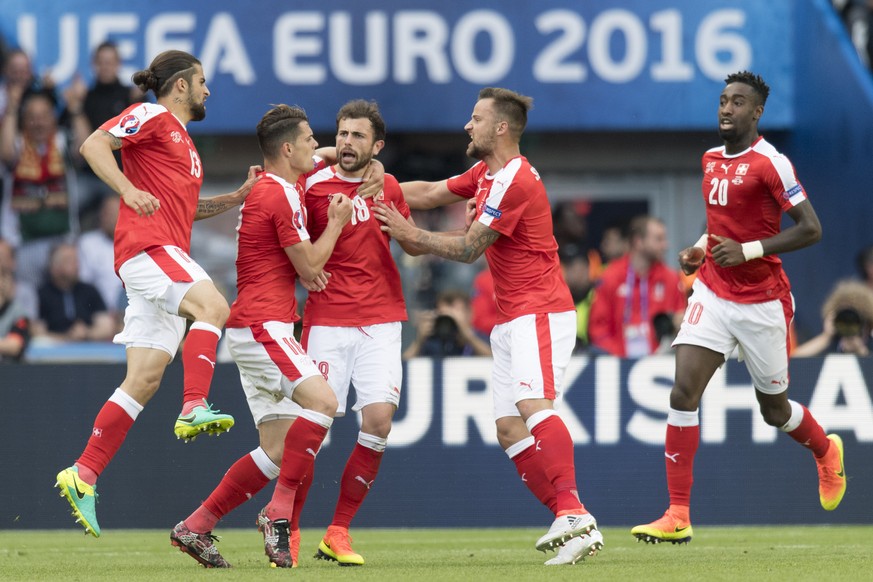 Rodriguez, Xhaka, Mehmedi, Seferovic und Djourou jubeln über den Ausgleich.