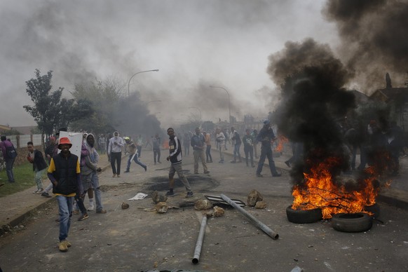 epa05950656 Protestors by burning tires, closing a major road, during a violent protest in Eldorado Park, Johannesburg, South Africa, 08 May 2017. Reports state that the local community took to the st ...