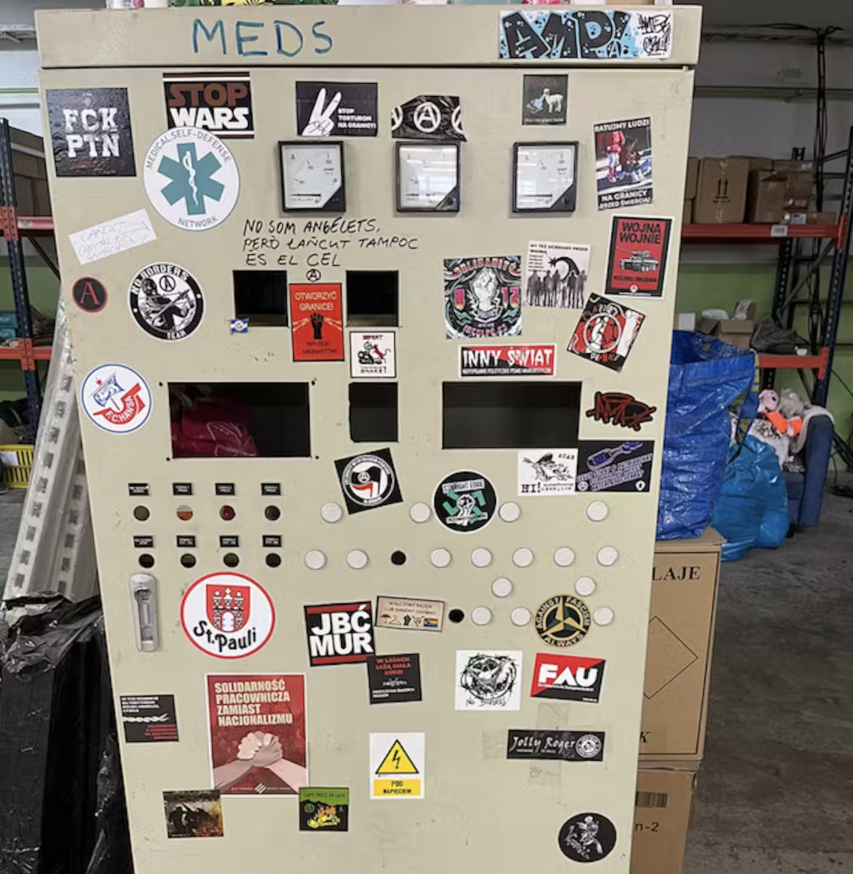 Sur ce vieux réfrigérateur, des autocollants anarchistes de divers pays.