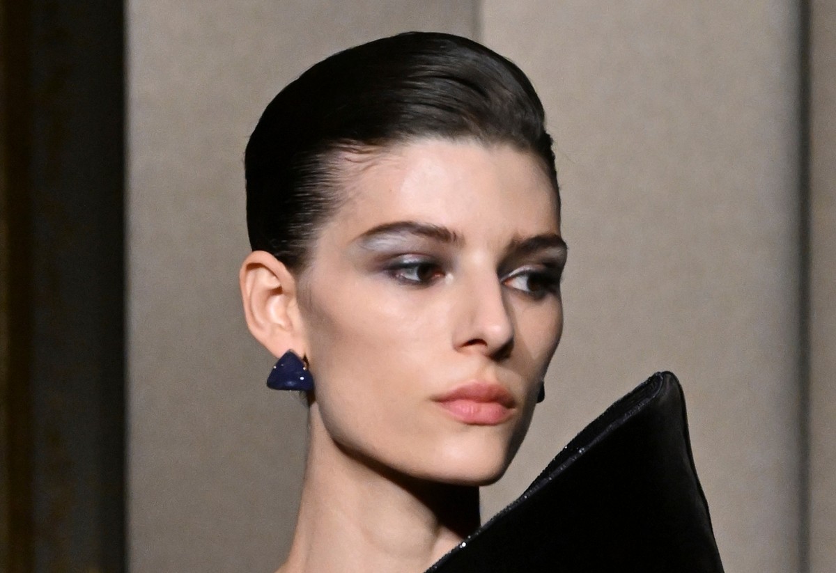 A model wears a creation as part of the Giorgio Armani Privé Haute Couture Fall/Winter 2026-2027 Women's collection presented in Paris, Tuesday, July 7, 2026. (AP Photo/Emma Da Silva)
France Fash ...