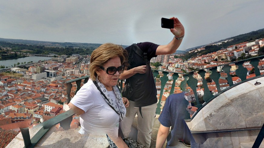 Hoppla! Dieser Mann versucht ein Selfie zu schiessen, obwohl er gar kein Gesicht hat.