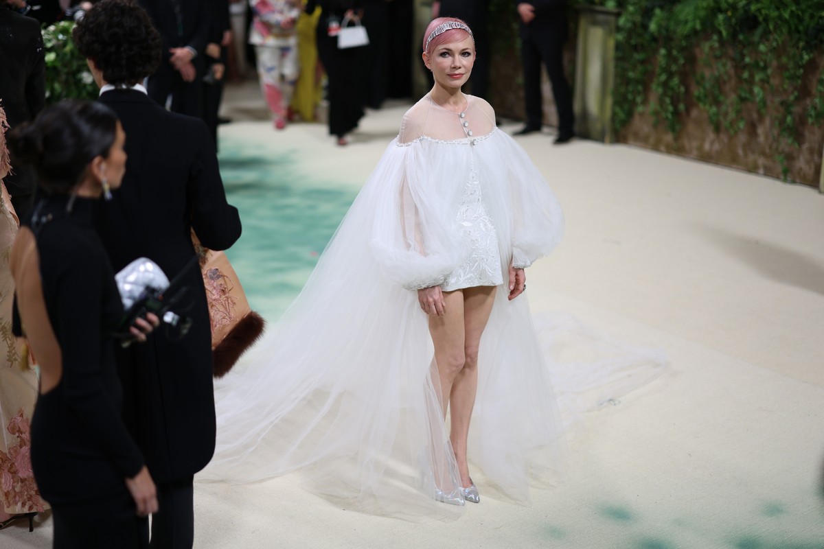 epa11323510 Michelle Williams arrives at the red carpet for the 2024 Met Gala, the annual benefit for the Metropolitan Museum of Art's Costume Institute, in New York, New York, USA, 06 May 2024.  ...