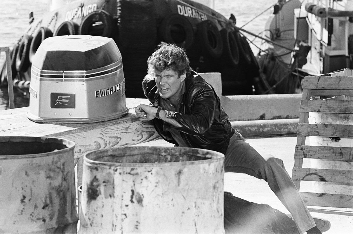 David Hasselhoff als Michael Knight steckt in der Klemme und ruft K.I.T.T. zur Hilfe.&nbsp;