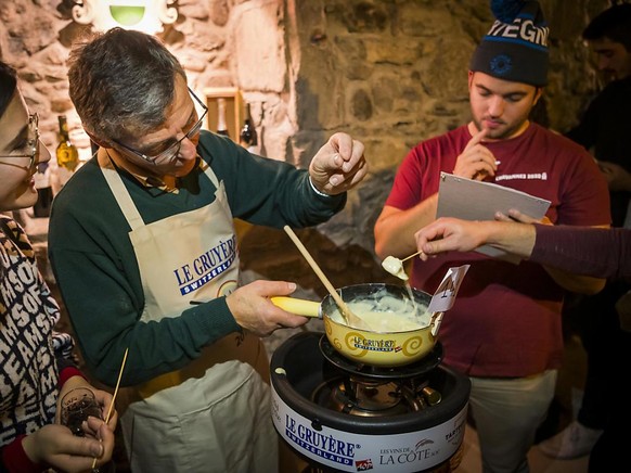 Eine dreizehnköpfige Jury hat die Fondues an der Weltmeisterschaft in Tartegnin (VD) degustiert und bewertet.