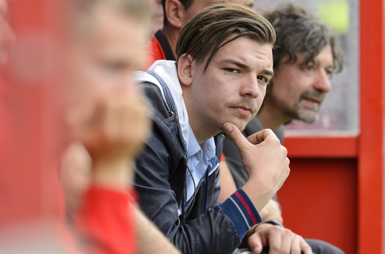 Barthelemy Constantin, team manager du FC Sion et fils du President Christian Constantin suit le match depuis le banc des joueurs en compagnie du manager technique du FC Sion Admir Smajic, droite, lor ...