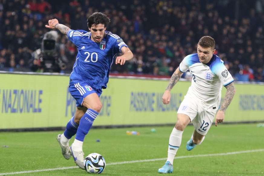 epa10539562 Sandro Tonali (L) of Italy in action against Kieran Trippier of England during the UEFA EURO 2024 qualification soccer match between Italy and England at the Diego Armando Maradona stadium ...
