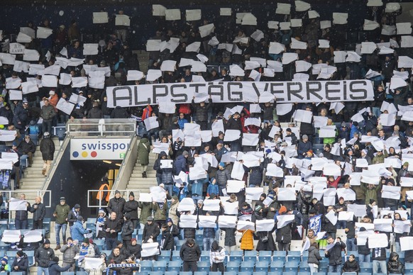 Die Fans des FC Luzern Demonstrieren gegen den Investor Bernhard Alpstaeg vor dem Super League Meisterschaftsspiel zwischen dem FC Luzern und den Grasshoppers vom Sonntag, 26. Februar 2023 in Luzern.  ...