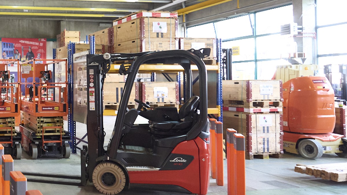 Beat Duerler, Praesident Swiss Logistics links,spricht mit Bundesrat Beat Jans, rechts, bei einem Besuch des Ausbildungszentrum der Swiss Logistics anlaesslich einer Praesentation der "Kooperatio ...