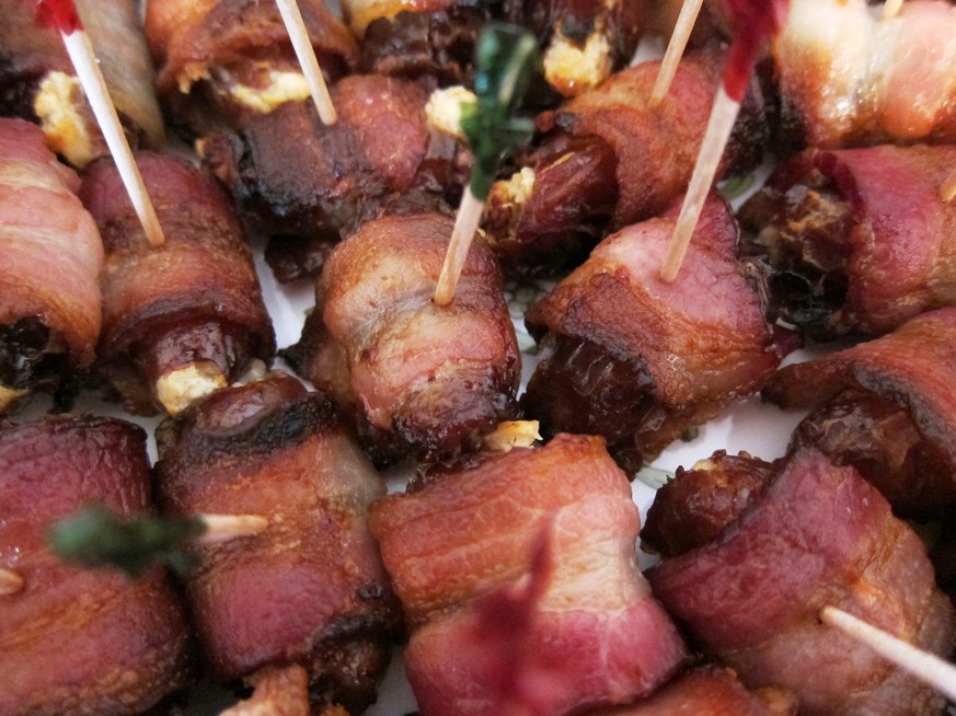 datteln speck baumnüsse ofen essen food http://bloatalrecall.blogspot.ch/2012/06/bacon-wrapped-dates-stuffed-with-cream.html