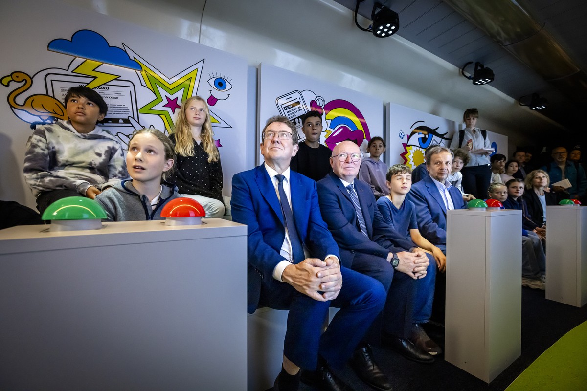 Bundesrat Albert Roesti, SBB CEO Vincent Ducrot und SRG-Generaldirektor Gilles Marchand, links nach rechts, besuchen mit Schueler der 6. Klasse aus Winterthur einen Wagens des Schul- und Erlebniszug z ...