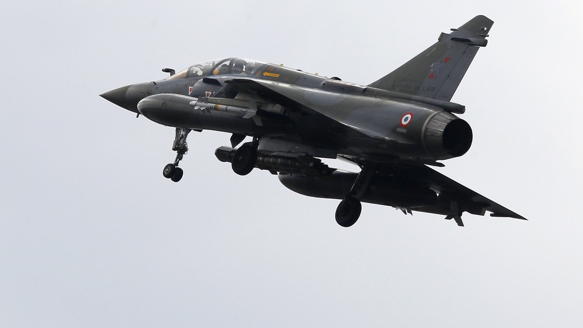 ARCHIVBILD ZUR MELDUNG, DASS EIN FRANZOESISCHES KAMPFLUGZEUG VOM TYP MIRAGE 2000D VOM RADAR VERSCHWUNDEN IST --- French Air Force Mirage 2000 jet fighter prepares to land lands after a mission to Liby ...