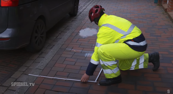 Klarer Fall: Der Autofahrer steht einen Meter im absoluten Halteverbot.