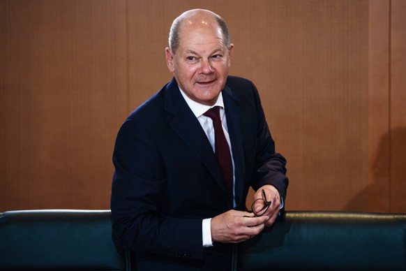 epa10266476 German Chancellor Olaf Scholz arrives for the weekly meeting of the German Federal cabinet at the Chancellery in Berlin, Germany, 26 October 2022. Among other topics, during the 38th cabin ...