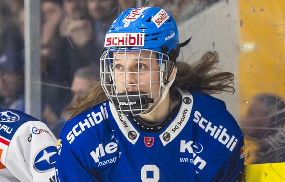 Denis Malgin (ZSC) ,links, kaempft um den Puck mit Sami Niku (EHCK),rechts, im vierten Playoff Viertelfinalspiel der Eishockey National League zwischen dem EHC Kloten und der Swiss Arena in Kloten. (K ...