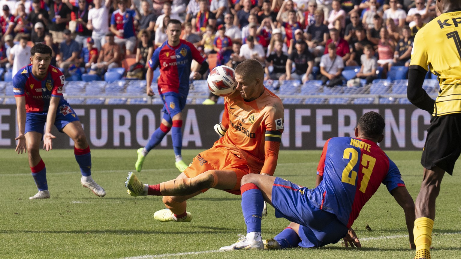 YB Torhueter David von Ballmoos, Mitte, stoppt dem ball mit seinem Kopf, im Fussball Meisterschaftsspiel der Super League zwischen dem FC Basel 1893 und dem BSC Young Boys, im Stadion St. Jakob-Park i ...