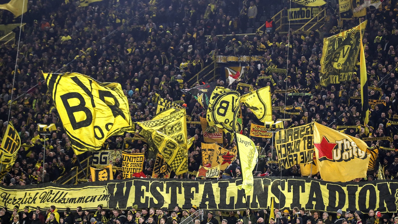 epa08060920 Dortmund&#039;s fans prior to the UEFA Champions League group F soccer match between Borussia Dortmund and Slavia Prague in Dortmund, Germany, 10 December 2019. EPA/FRIEDEMANN VOGEL