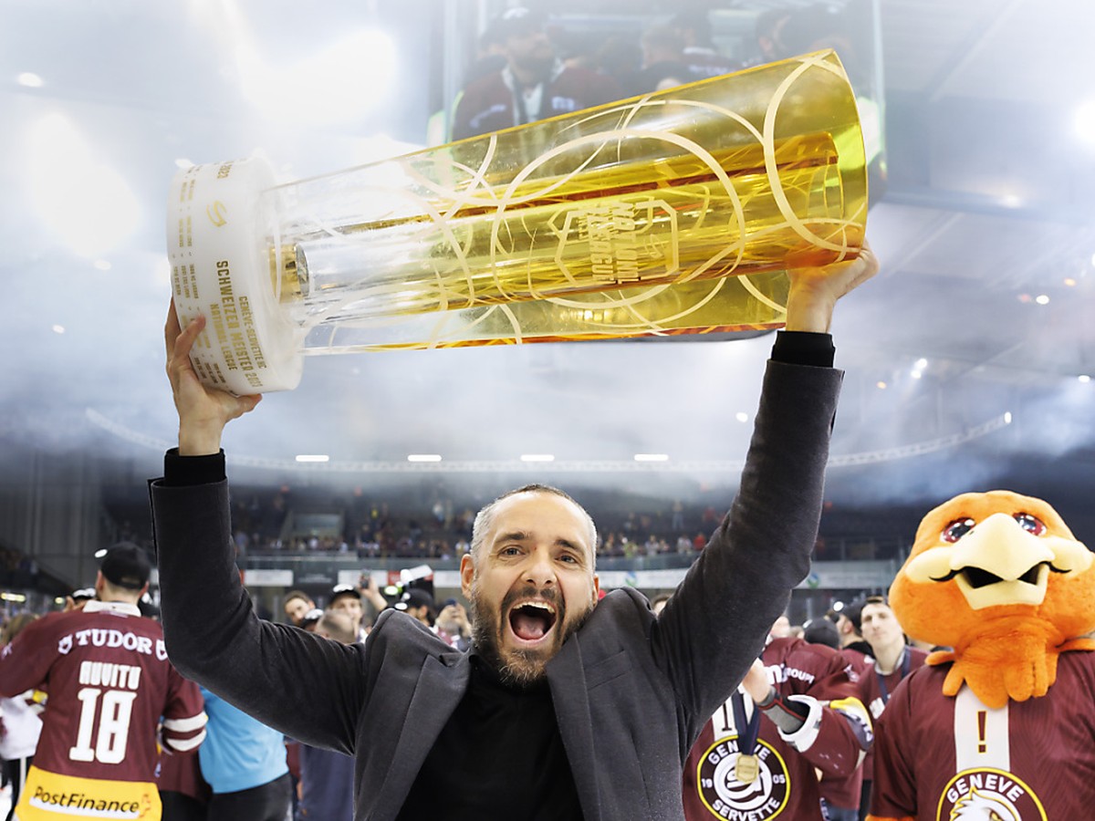 Le coach Jan Cadieux brandit le troph