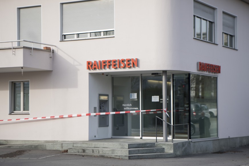 Die Raiffeisenbank im Meggen LU, am Freitag, 29. Dezember 2017. Ein unbekannter Mann hat am Freitag die Raiffeisenbank in Meggen ueberfallen. Verletzt wurde niemand. (KEYSTONE/Urs Flueeler)