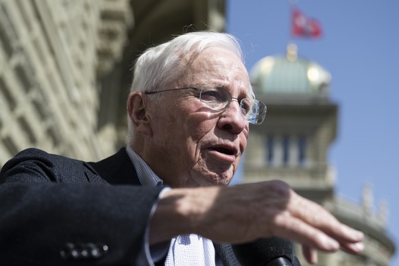 Christoph Blocher, alt Bundesrat und Initiant der Neutralitaetsinitiative, spricht mit Journalisten vor dem Bundeshaus, anlaesslich der Einreichung der eidgenoessischen Volksinitiative &quot;Wahrung d ...