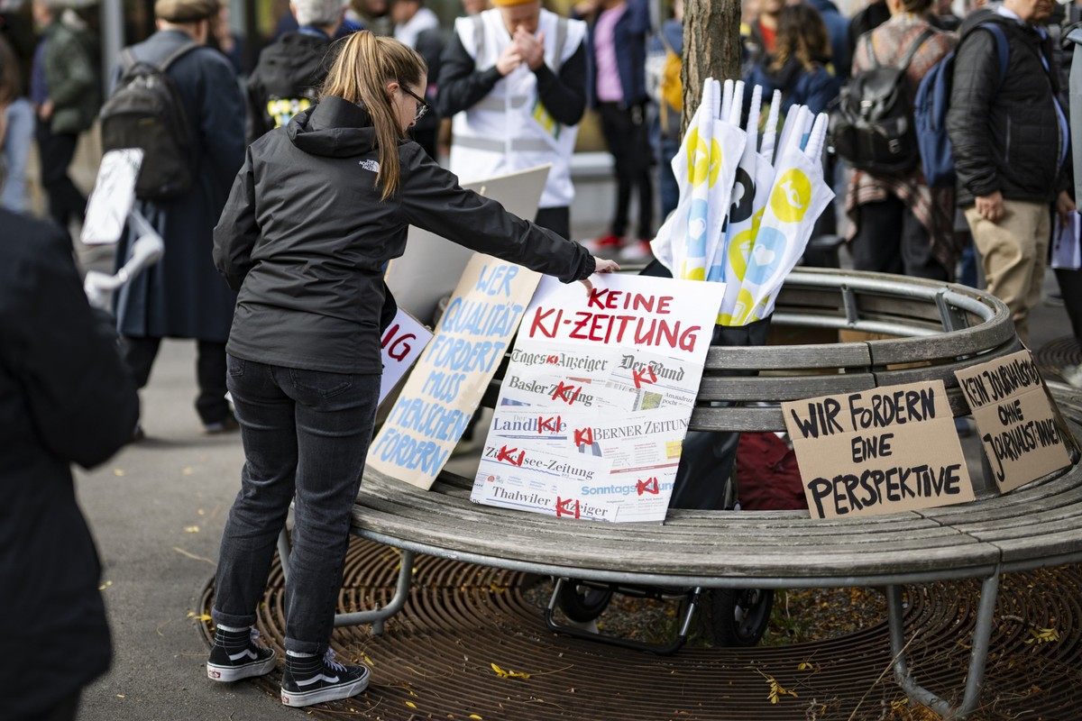Mitarbeitende der Tamedia-Redaktion und weitere Personen protestieren gegen die angekuendigte Entlassungswelle. mit Schildern mit der Aufschrift "Keine KI-Zeitung", am Dienstag, 20. Oktober  ...