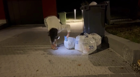 (Hier suche ich eine Rechnung, die ich drinnen nirgends mehr finden konnte und drum per Ausschlussverfahren hierhin kalkulierte).