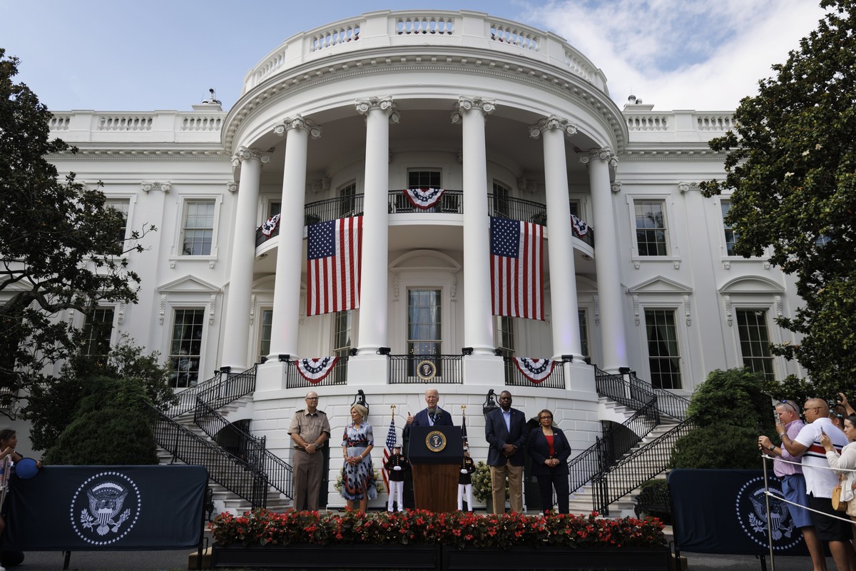 epa10726758 US President Joe Biden (C) speaks during a Fourth of July event on the South Lawn of the White House in Washington, DC, USA, 04 July 2023. Biden is hosting the event for military and veter ...
